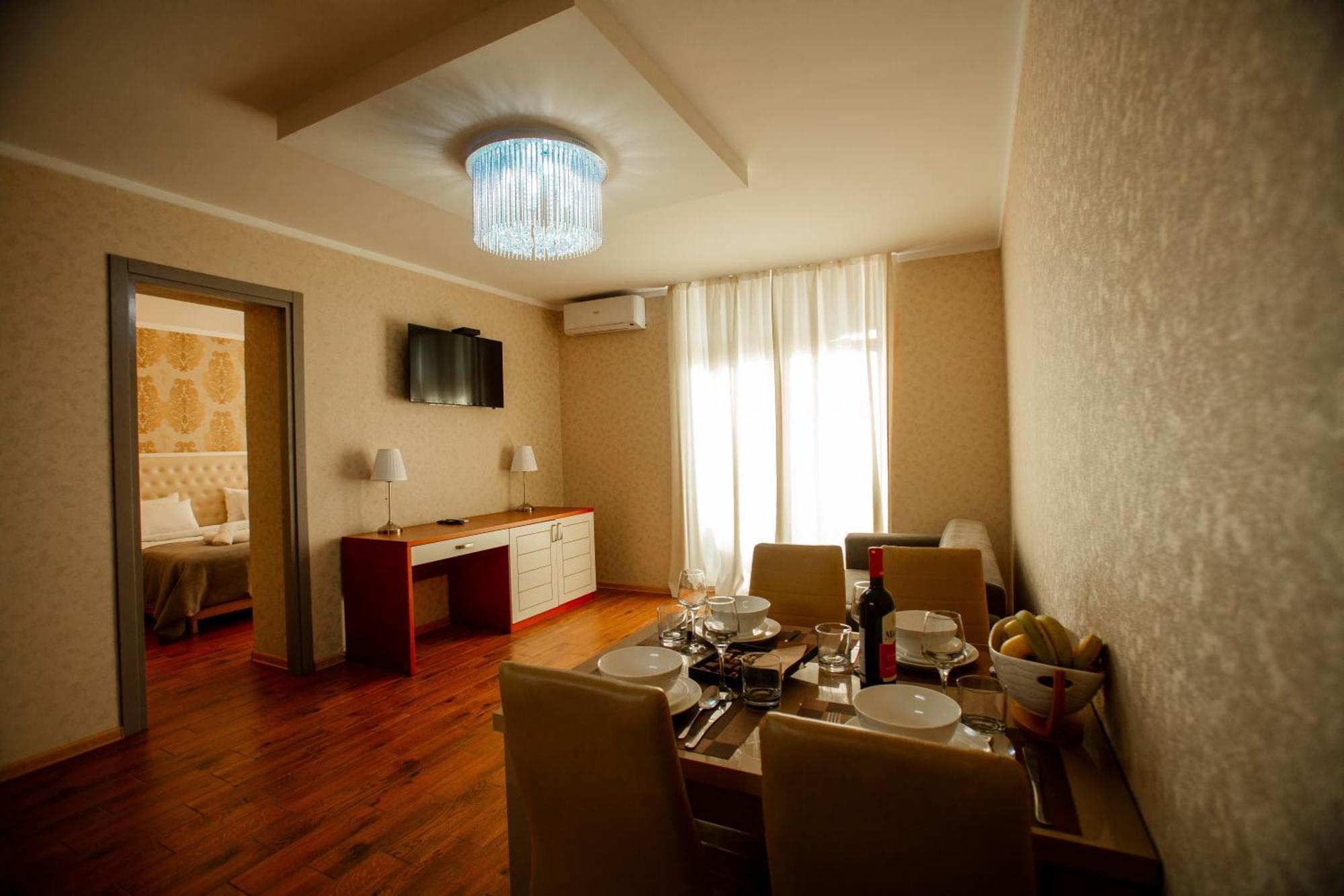 Aparthotel Holiday Lux Batumi Ngoại thất bức ảnh