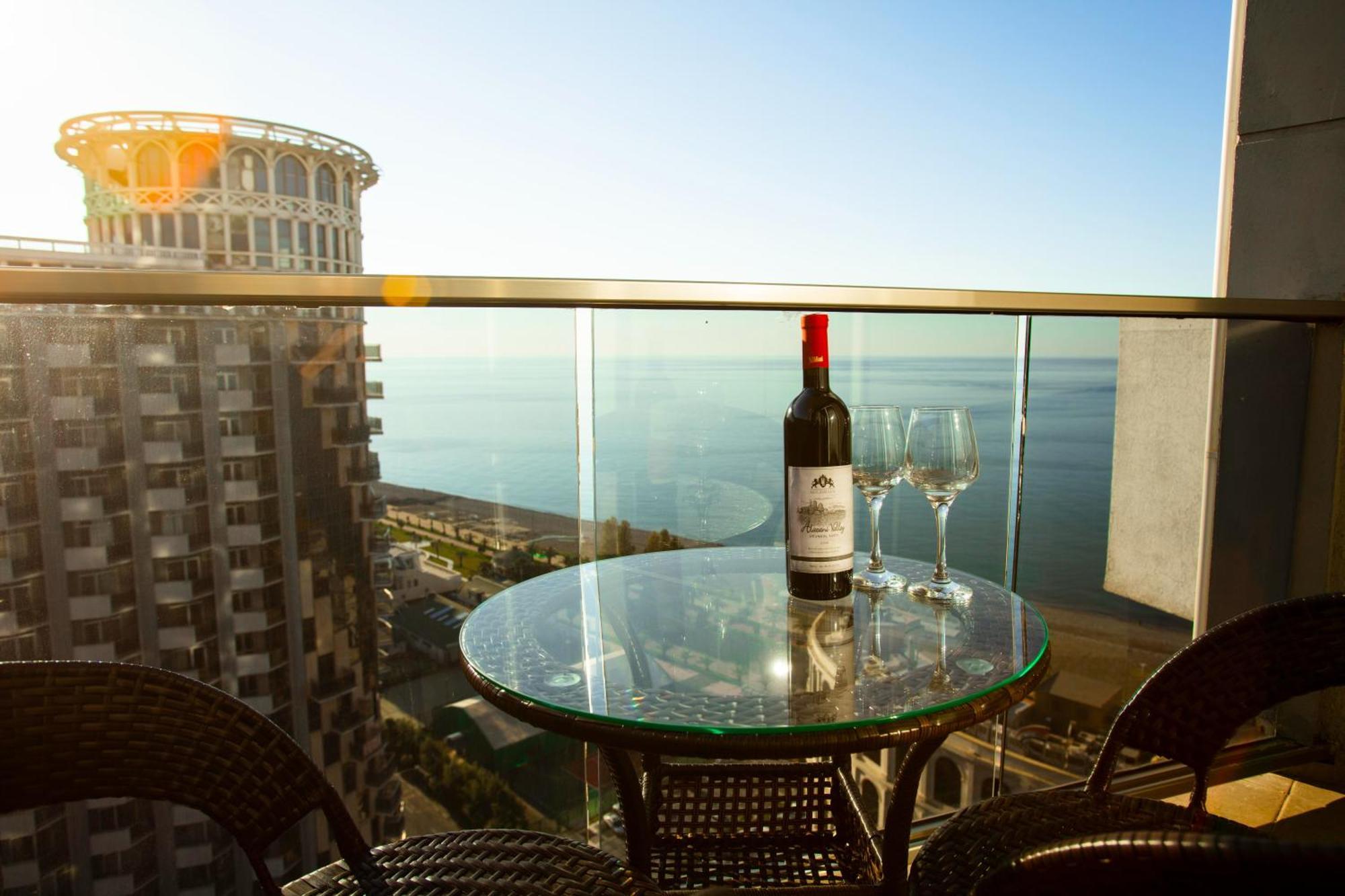Aparthotel Holiday Lux Batumi Ngoại thất bức ảnh